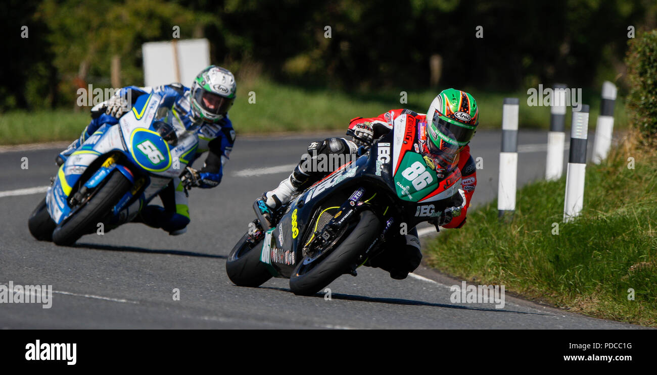 Circuito di Dundrod, Lisburn, Irlanda del Nord. 8 Ago, 2018. MCE Ulster Grand Prix giorno di pratica; Derek McGee (IRL) porta Adam McLean (NI) durante le qualifiche Supertwin Credito: Azione Sport Plus/Alamy Live News Foto Stock