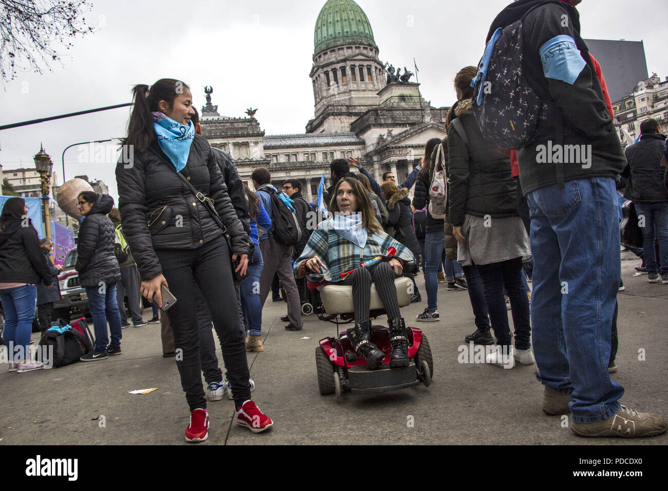 Buenos Aires, capitale federale, Argentina. 8 Ago, 2018. Sessione di eventi cronologici nel senato Argentino: mentre la legge viene discussa in una giornata storica per tutta l'America Latina, una folla di persone che si avvicinava le porte del Senato per accompagnare il voto decisivo per o contro, sull'interruzione volontaria di gravidanza. Credito: Roberto Almeida Aveledo/ZUMA filo/Alamy Live News Foto Stock