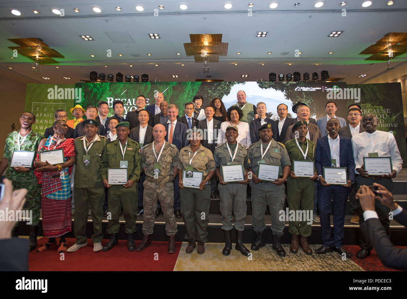 Cape Town, Sud Africa. Il 7 agosto, 2018. Ospiti d'onore e rangers africani posano per una foto di gruppo durante il Ranger 2018 Cerimonia di premiazione che si terrà a Città del Capo, in Sud Africa il 7 agosto, 2018. Il Ranger africani Awards sono stati lanciati dalla Alibaba fondazione insieme con la fondazione di paradiso nel luglio di quest'anno. A titolo di questa iniziativa che avrà una durata di dieci anni, 50 wildlife rangers saranno assegnati ogni anno, con un premio di 3 mila dollari ciascuno. Credito: Chen Cheng/Xinhua/Alamy Live News Foto Stock