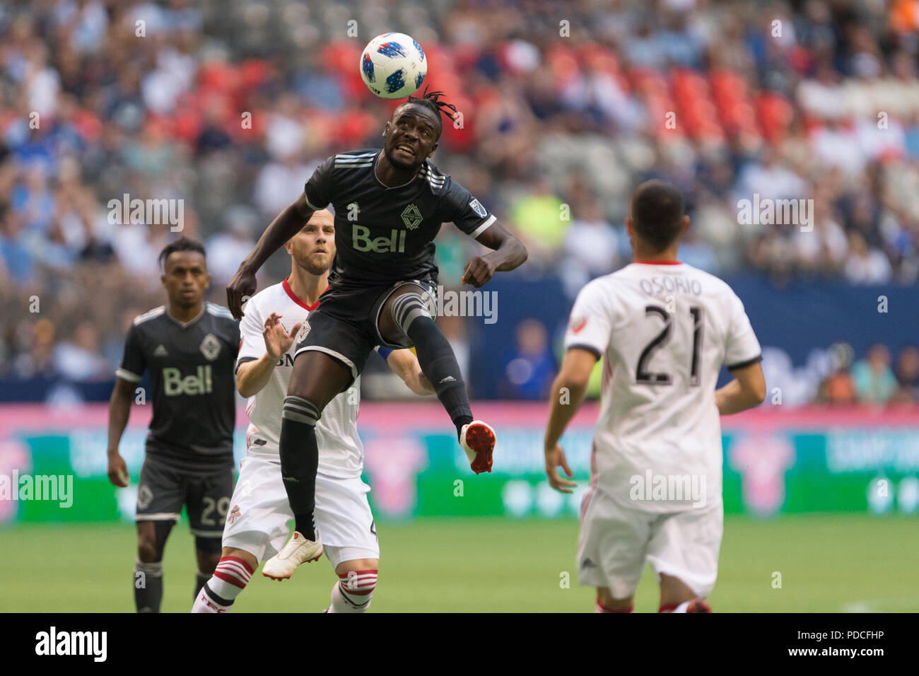 Vancouver, Canada. 8 agosto 2018. Kei Kamara (23) di Vancouver Whitecaps, capi la palla. Il gioco termina in pareggio per 2-2. Vancouver Whitecaps vs Toronto FC BC Place. © Gerry Rousseau/Alamy Live News Foto Stock