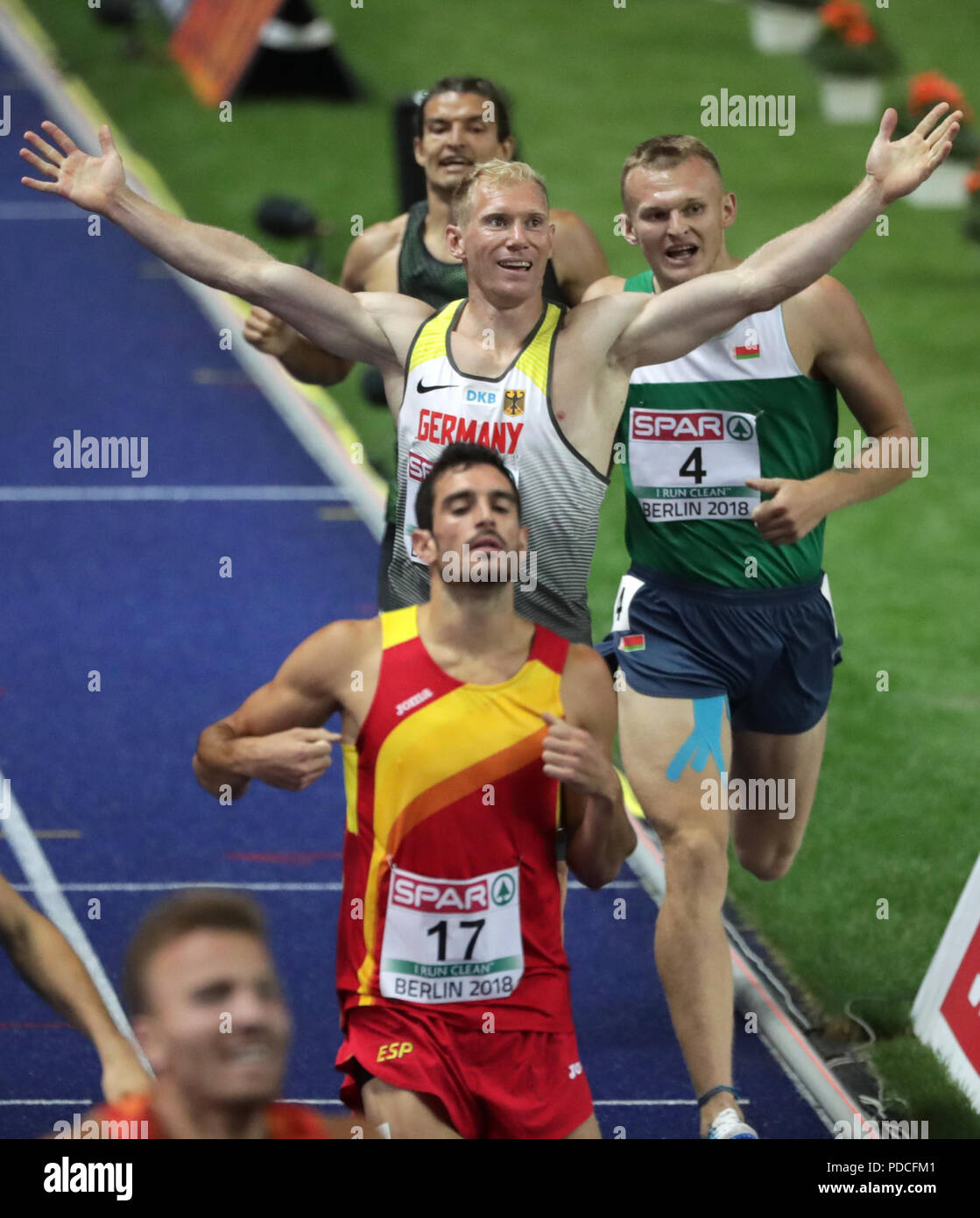 08.08.2018, Berlin: atletica, Campionati Europei allo Stadio Olimpico: Decathlon, 1500 m, uomini, Arthur Abele (M) dalla Germania celebra l'oro al traguardo. Foto: Kay Nietfeld/dpa Foto Stock