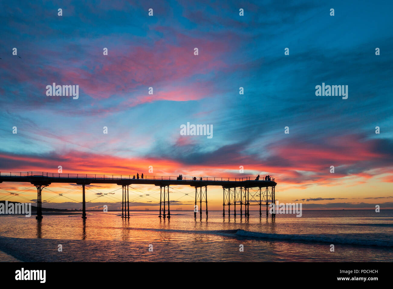 La gente a guardare il tramonto dal Salburn Victirian del molo. Saltburn dal mare, North Yorkshire, Inghilterra. Regno Unito. Agosto 2018. Foto Stock