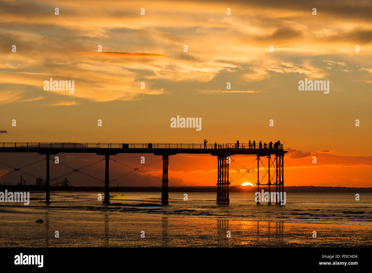 La gente a guardare il tramonto dal Salburn Victirian del molo. Saltburn dal mare, North Yorkshire, Inghilterra. Regno Unito. Agosto 2018. Foto Stock