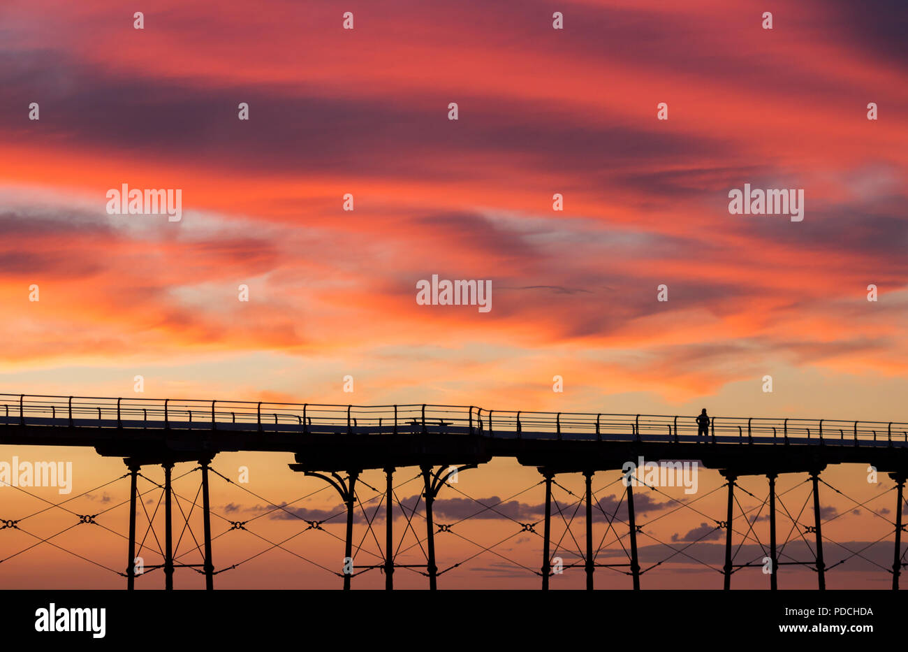 La gente a guardare il tramonto dal Salburn Victirian del molo. Saltburn dal mare, North Yorkshire, Inghilterra. Regno Unito. Agosto 2018. Foto Stock