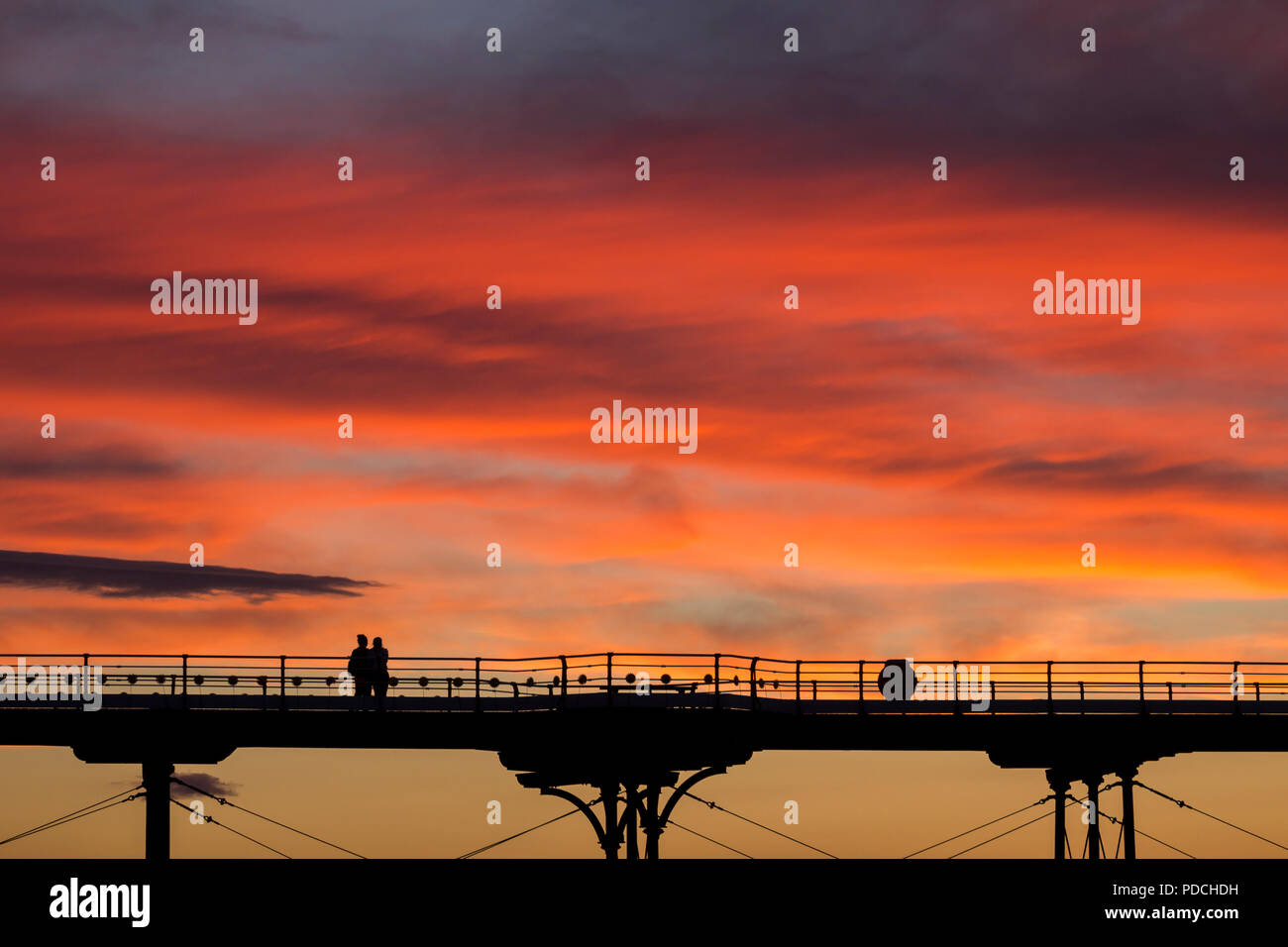 La gente a guardare il tramonto dal Salburn Victirian del molo. Saltburn dal mare, North Yorkshire, Inghilterra. Regno Unito. Agosto 2018. Foto Stock