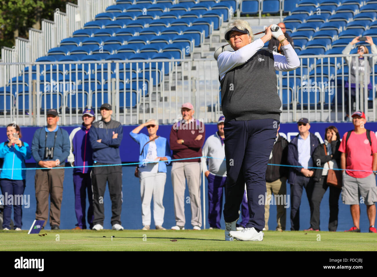 Gleneagles PGA Centenary, Perthshire, UK. Il 9 agosto 2018. La Georgia Hall e Laura Davies, che rappresentano la Gran Bretagna (1) tced off a 9.00am nella partita contro la Isi Gabsa e Leticia Ras-Anderica che stavano giocando per la Germania (2). Credito: Findlay/Alamy Live News Foto Stock