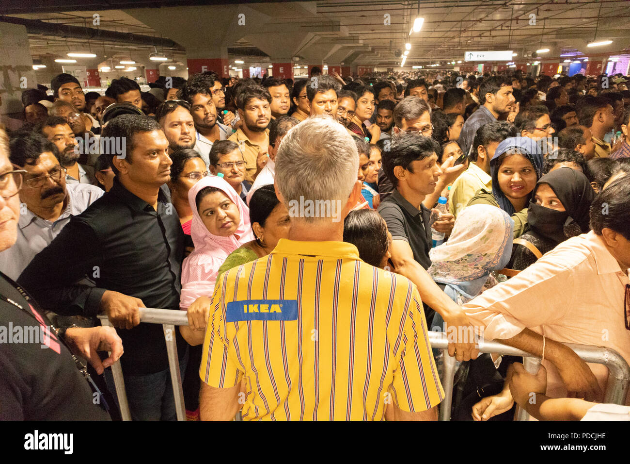 Hyderabad, India. 09Th Agosto,2018.persone aspettare in fila per entrare di  recente apertura negozio IKEA in Hyderabad, India.Il personale lasciate in  10-15 clienti ogni pochi minuti per evitare stampede.Si tratta di IKEA è