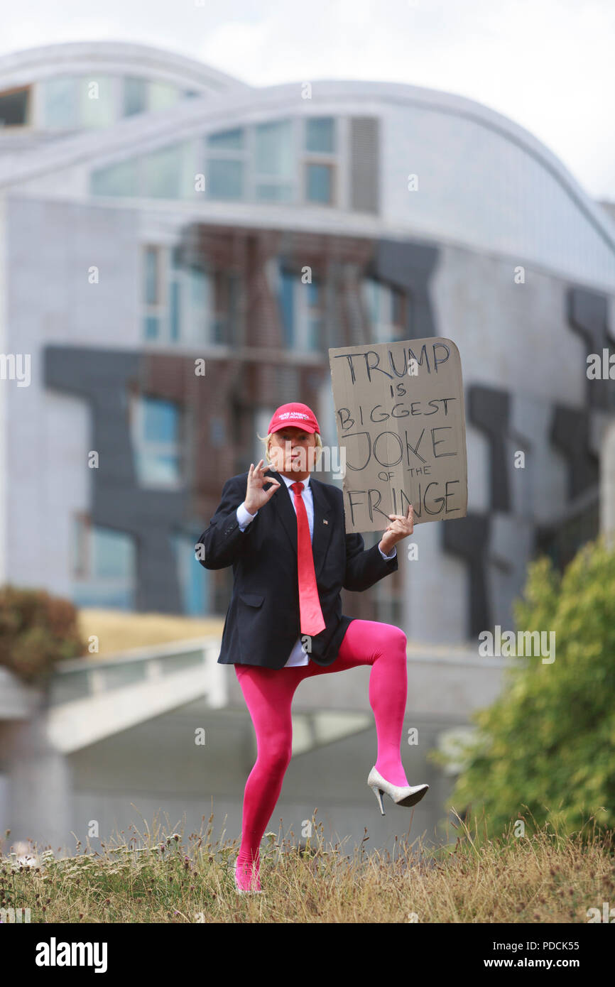 Edimburgo, Scozia, Regno Unito. Il 9 agosto, 2018. Photocall un flashmob fake protestare con un molto realistiche Donald Trump Impersonator vestito. Nella foto: Roland Saunders. Credito: pak@ Mera/Alamy Live News Foto Stock