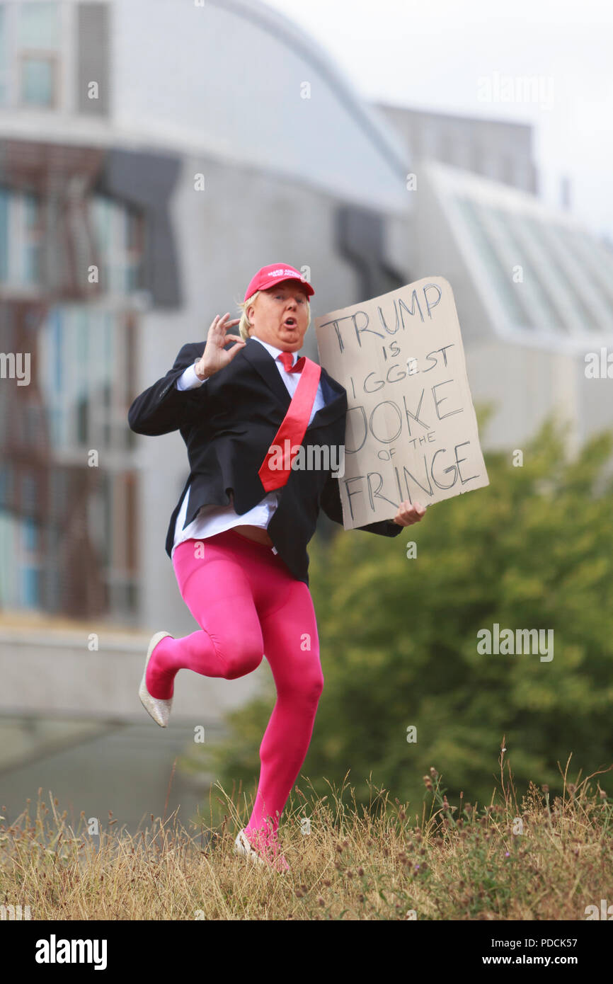 Edimburgo, Scozia, Regno Unito. Il 9 agosto, 2018. Photocall un flashmob fake protestare con un molto realistiche Donald Trump Impersonator vestito. Nella foto: Roland Saunders. Credito: pak@ Mera/Alamy Live News Foto Stock