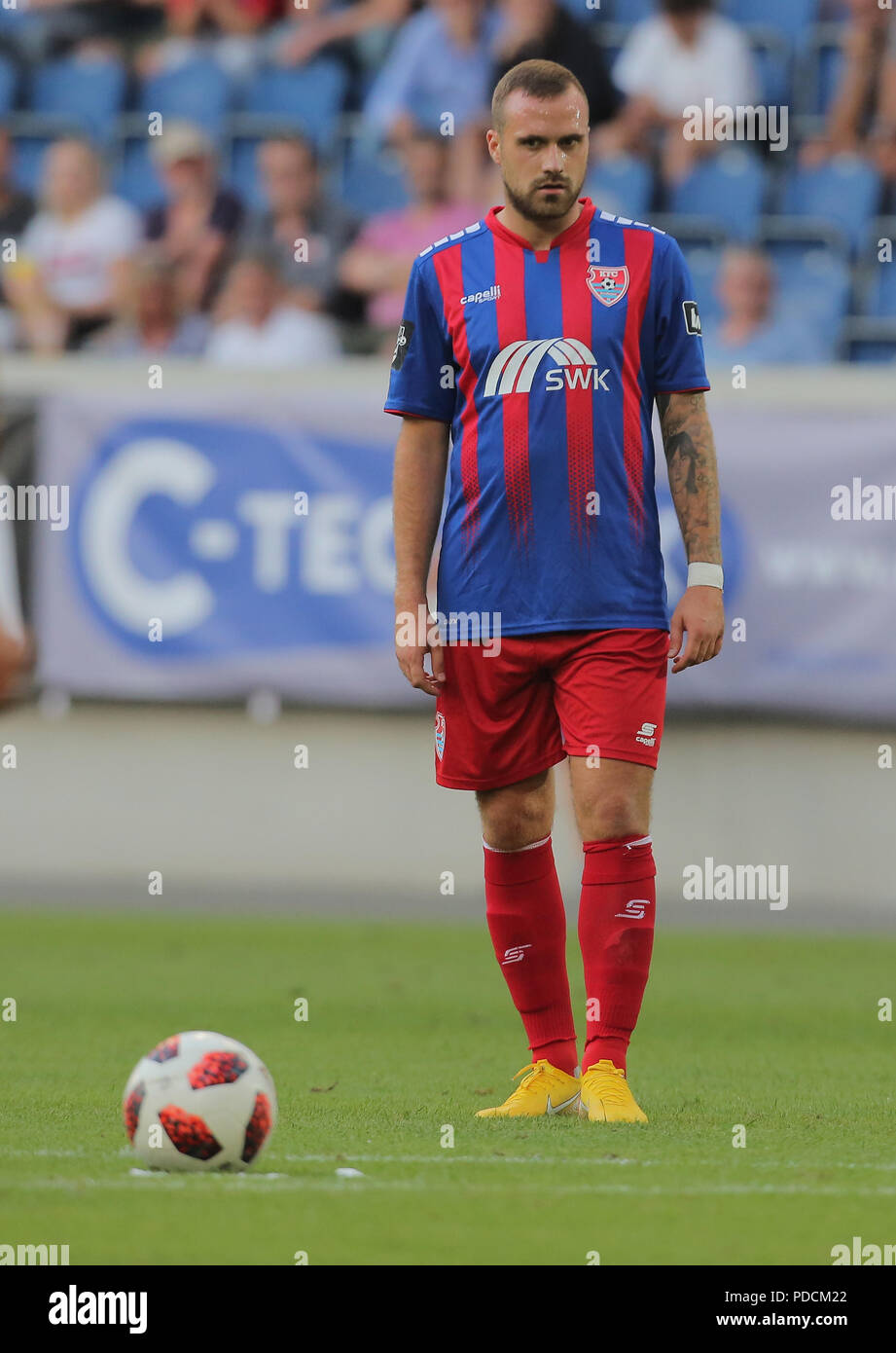 Duisburg, Germania. 08 Ago, 2018. Duisburg, in Germania il 8 agosto 2018, 3° Campionato giornata 3, KFC Uerdingen 05 vs SV Meppen: Maximilian Beister (KFC) schaut. Credito: Juergen schwarz/Alamy Live News Foto Stock