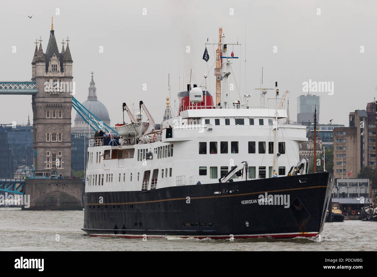 Londra, Regno Unito. Il 9 agosto, 2018. Scottish nave da crociera, la principessa delle Ebridi lasciando Londra passato Towower Ponte sul Fiume Tamigi questo pomeriggio a seguito di una visita di Londra come parte del suo trentesimo anniversario stagione celebrazioni. La Principessa delle Ebridi è il lusso più piccola nave da crociera a galla, rendendola capace di accesso alle isole più lontane, lochs e alloggiamenti che sono irraggiungibili dalle più grandi shipssails principalmente dalla sua casa porto di Oban in Scozia e lei ospita un massimo di 50 ospiti. Credito: Spedizioni pics/Alamy Live News Foto Stock