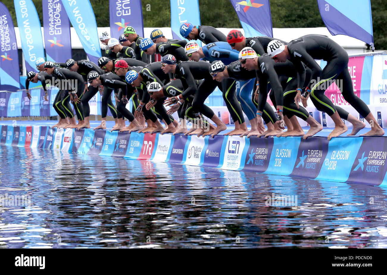 L'inizio dell'uomo 5km acqua aperta durante il giorno sette del 2018 Campionati Europei a Loch Lomond, Stirling. Foto Stock