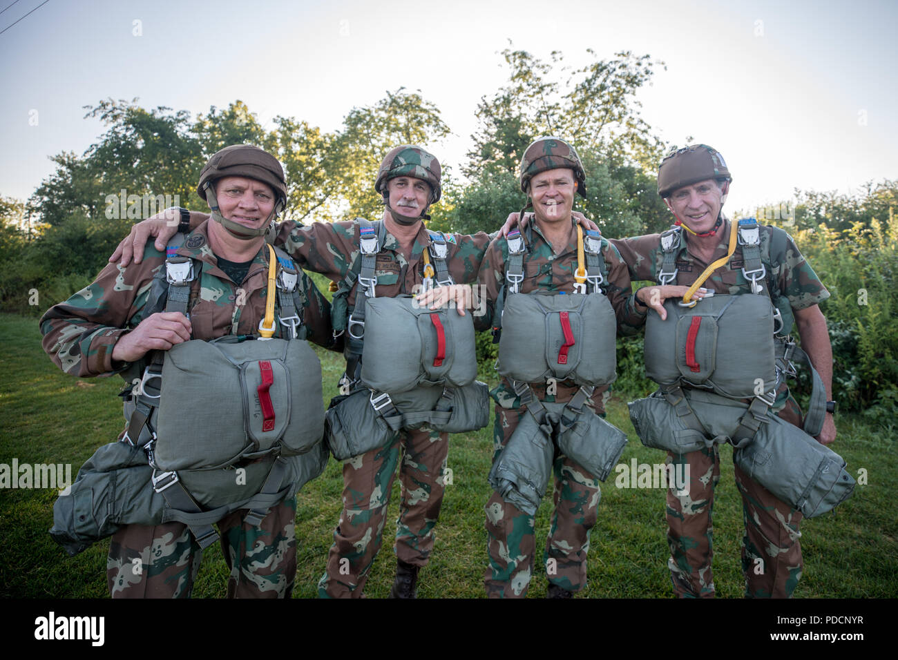 South African paracadutisti posano per una foto prima di un salto durante Leapfest presso la University of Rhode Island, West Kingston, R.I., e il Agosto 5, 2018. Leapfest è il più grande e il più lungo in piedi, international static line parachute evento di formazione e competizione ospitata dalla 56th squadrone comando, Rhode Island esercito Guardia Nazionale per promuovere tecniche di alto livello e esprit de corps entro il International Airborne comunità. (U.S. Esercito foto di Sgt. Giuseppina Carlson) Foto Stock