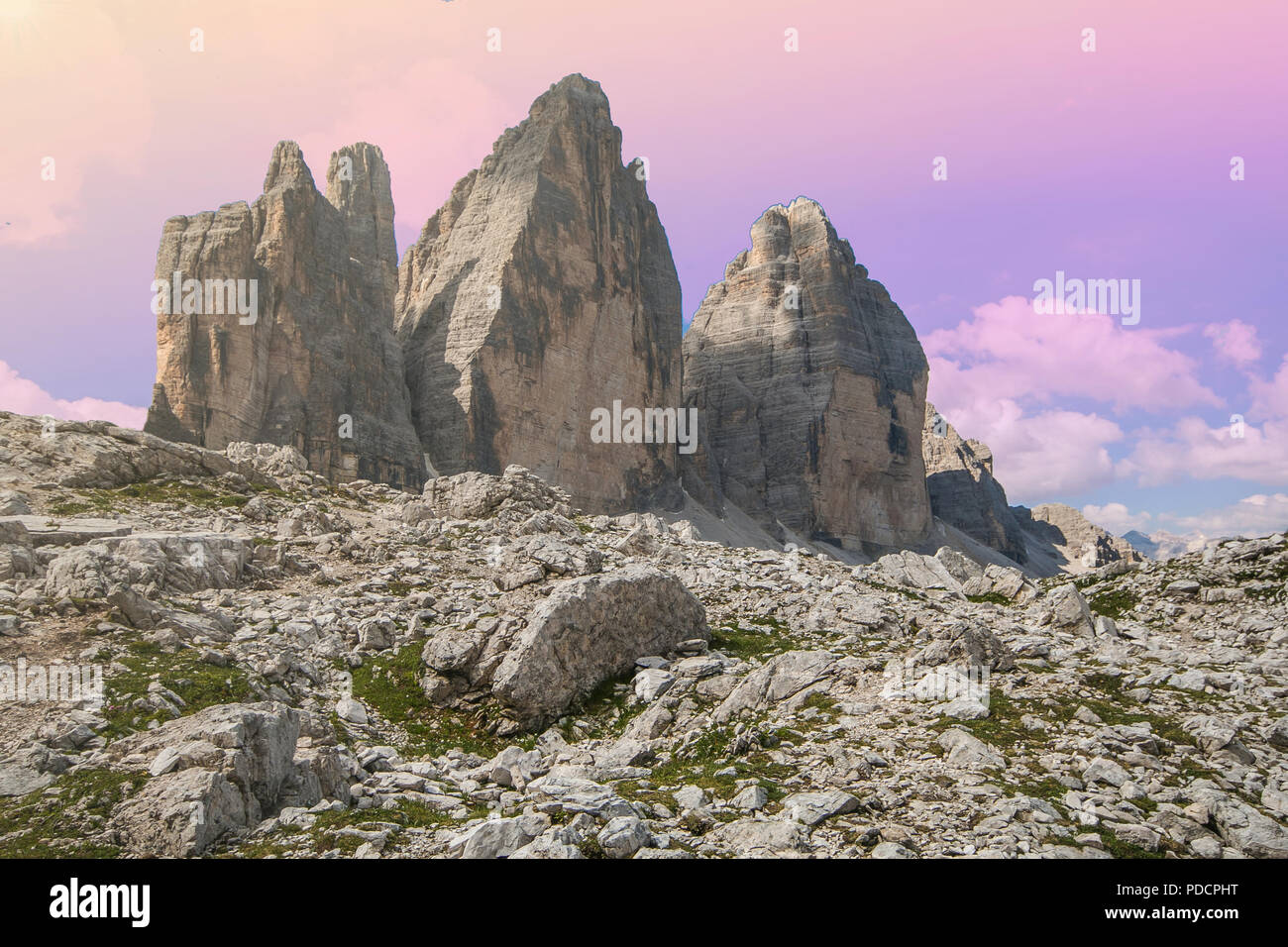 Romantica vista delle Tre Cime di Lavaredo (Drei Zinnen) al tramonto in Alto Adige, Italia Foto Stock