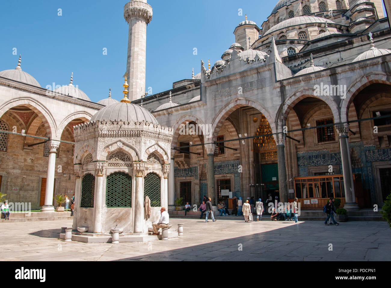 ISTANBUL, Turchia - APRILE, 30: il cortile della famosa moschea di nuovo colpisce per la sua imponenza e nello stesso tempo, atmosfera di casa il 30 aprile 20 Foto Stock