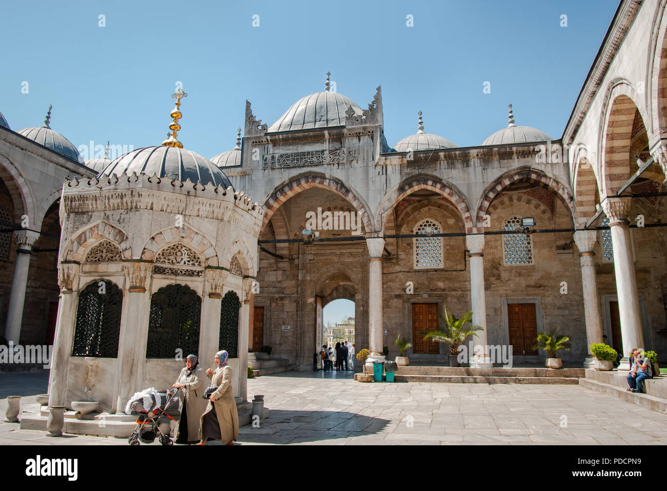 ISTANBUL, Turchia - APRILE, 30: il cortile della famosa moschea di nuovo colpisce per la sua imponenza e nello stesso tempo, atmosfera di casa il 30 aprile 20 Foto Stock