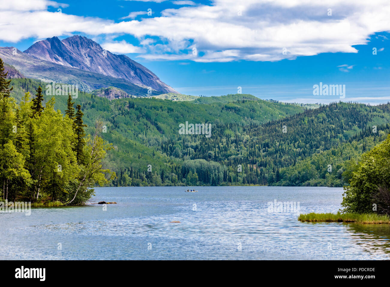 Lago lungo la Glenn Highway tra ancoraggio e Glennallen in Alaska Foto Stock