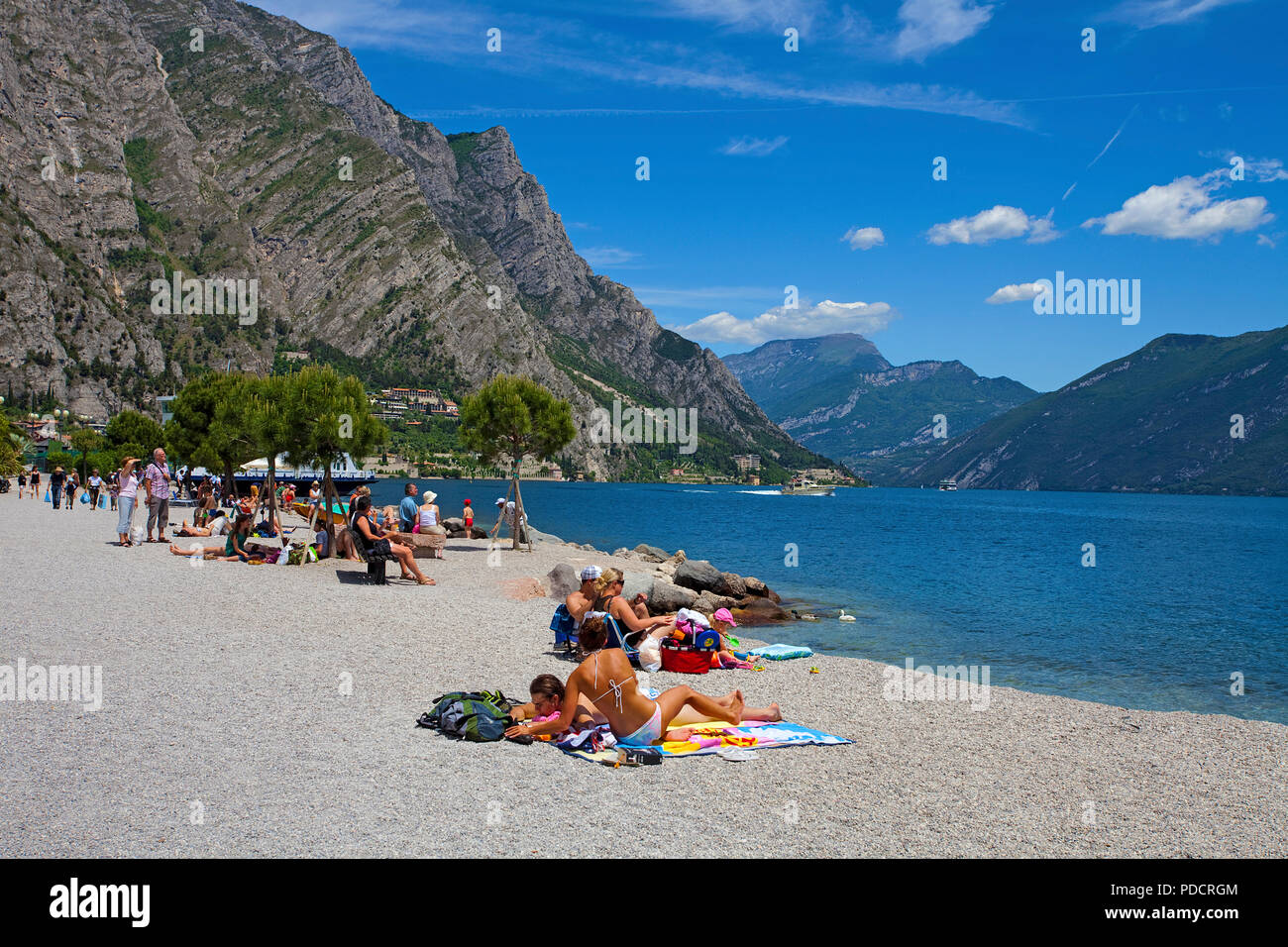 La gente sulla spiaggia di Limone, Limone sul Garda Lago di Garda, Lombardia, Foto Stock
