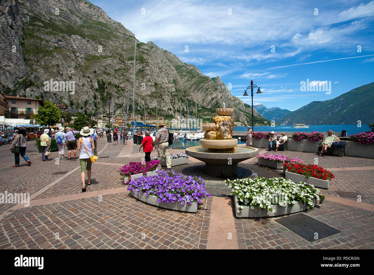 Decorazioni floreali in passeggiata a lago, fontana, Limone, Limone sul Garda Lago di Garda, Lombardia, Italia Foto Stock