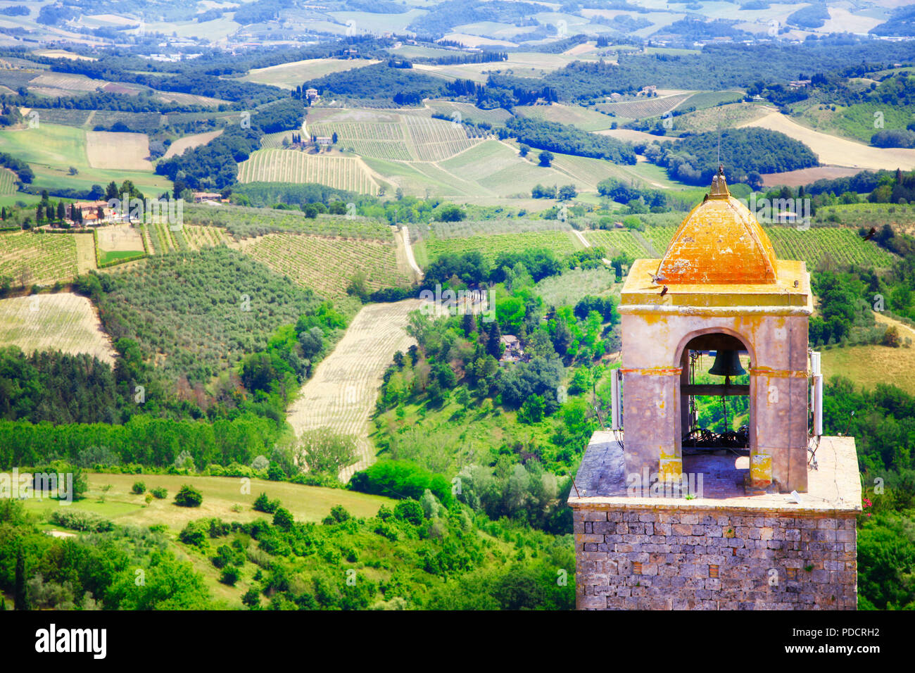 Imponente San Gimignano village,vista con la torre e la collina,Toscana,l'Italia. Foto Stock