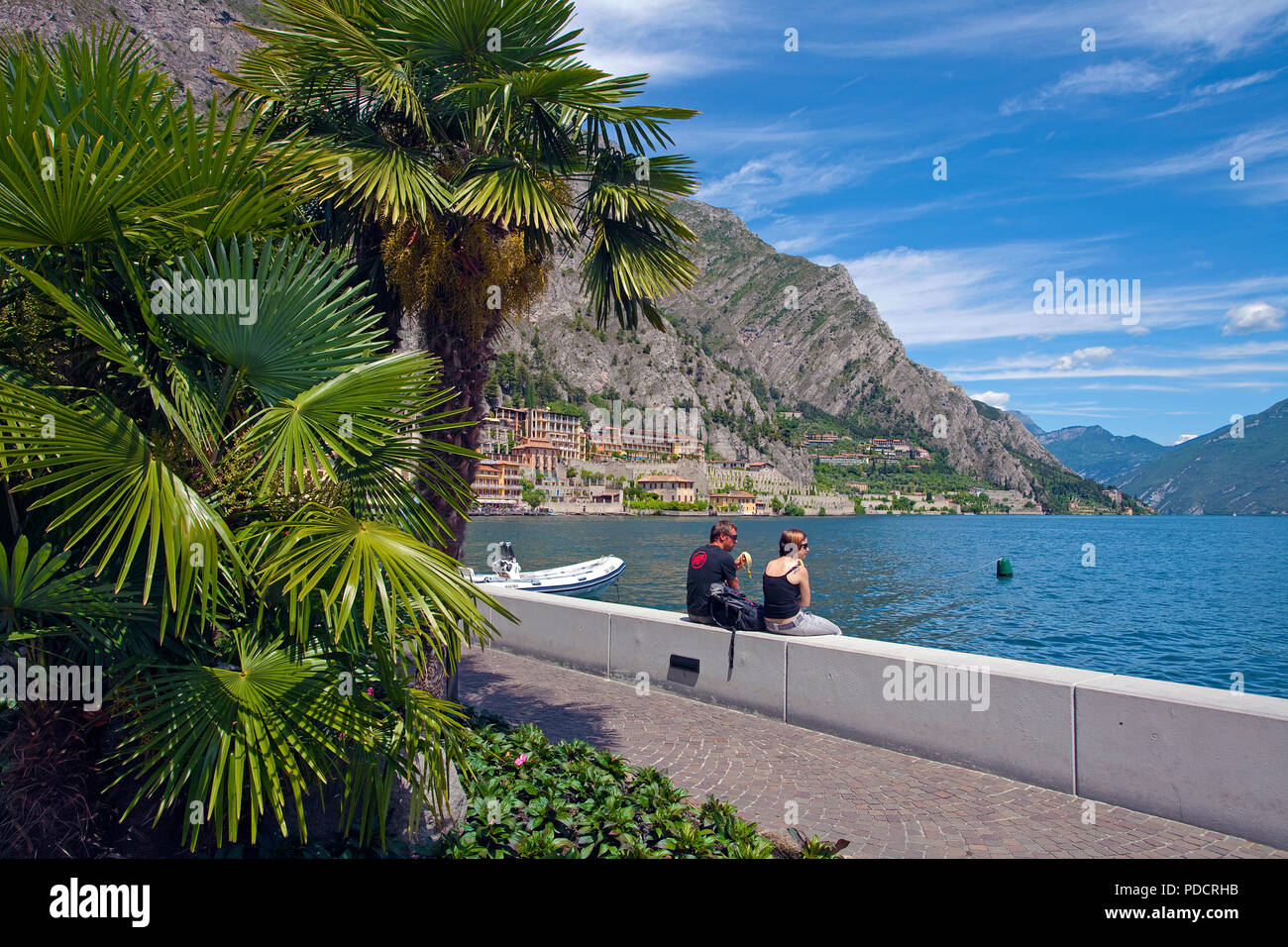Seepromenade von Limone, Limone sul Garda, gardasee, Lombardei, Italien | passeggiata a lago a Limone, Limone sul Garda Lago di Garda, Lombardia, Italia Foto Stock