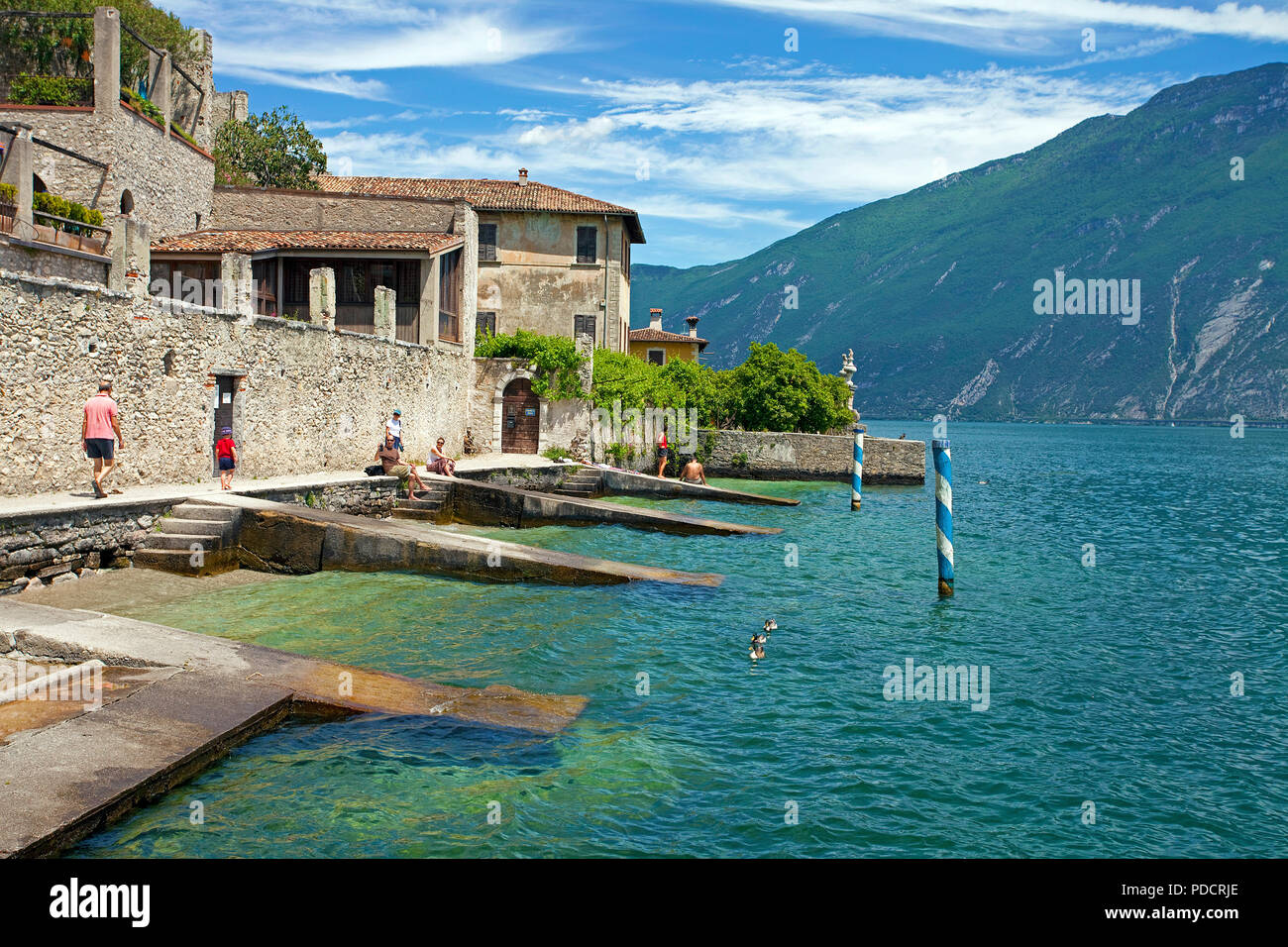 Fine della passeggiata a lago e la città di Limone, Limone sul Garda Lago di Garda, Lombardia, Italia Foto Stock