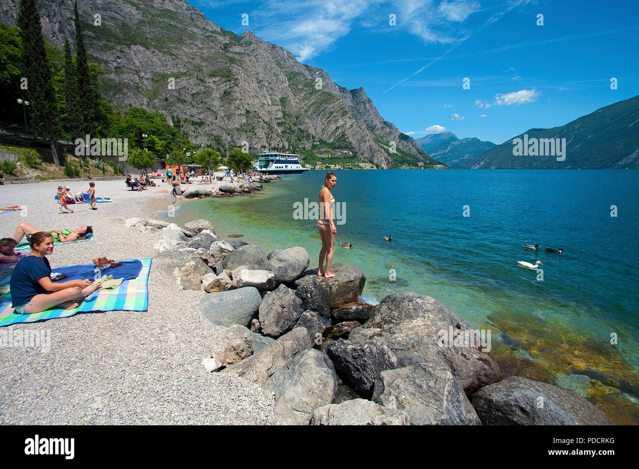 La gente sulla spiaggia di Limone, Limone sul Garda Lago di Garda, Lombardia, Italia Foto Stock