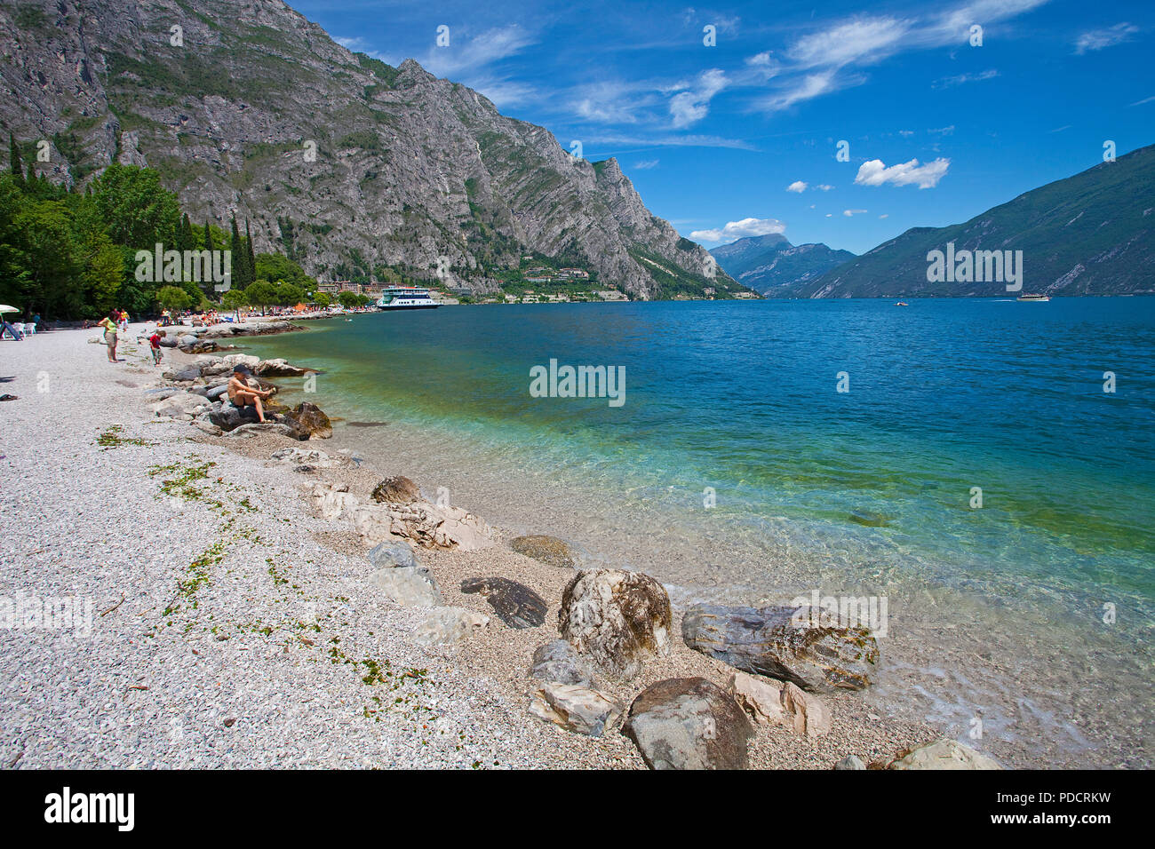 La gente sulla spiaggia di Limone, Limone sul Garda Lago di Garda, Lombardia, Italia Foto Stock