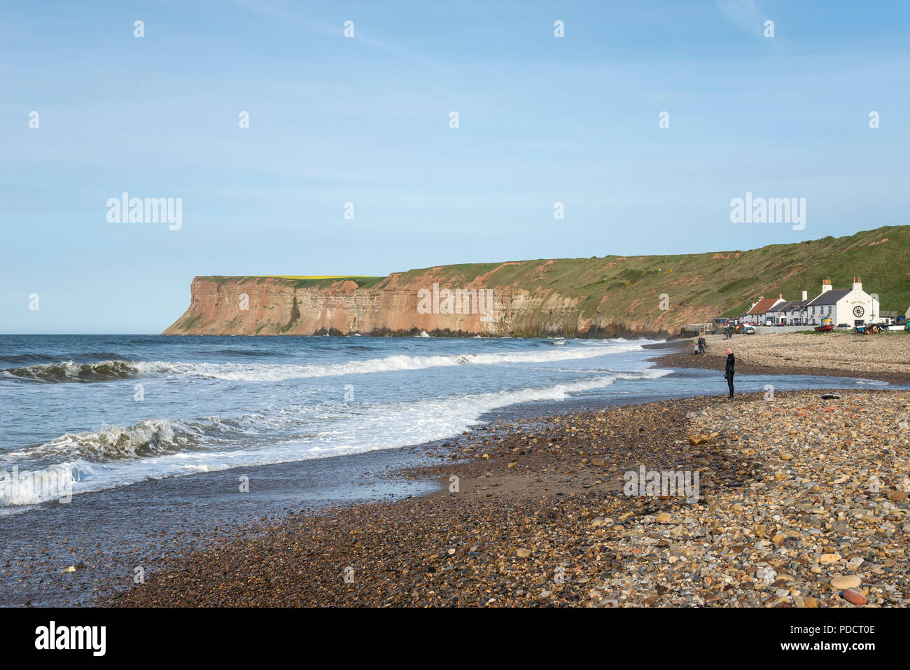 Spiaggia di ciottoli a cambs sulla costa del North Yorkshire, Inghilterra. Foto Stock