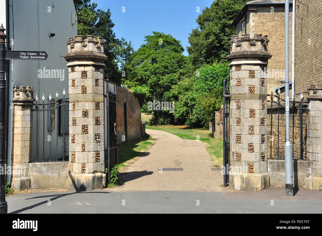 Gateway precedente ingresso al parco da Broad Street, Ely, Cambridgeshire, England, Regno Unito Foto Stock