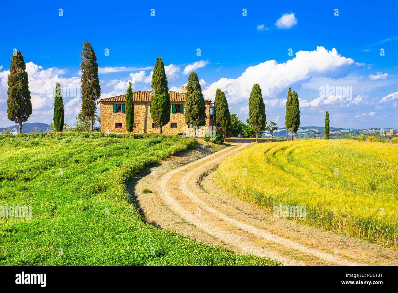 Impressionante paesaggio autukn,vista agriturismo con tradizionale cipressi,Pienza,Toscana,l'Italia. Foto Stock