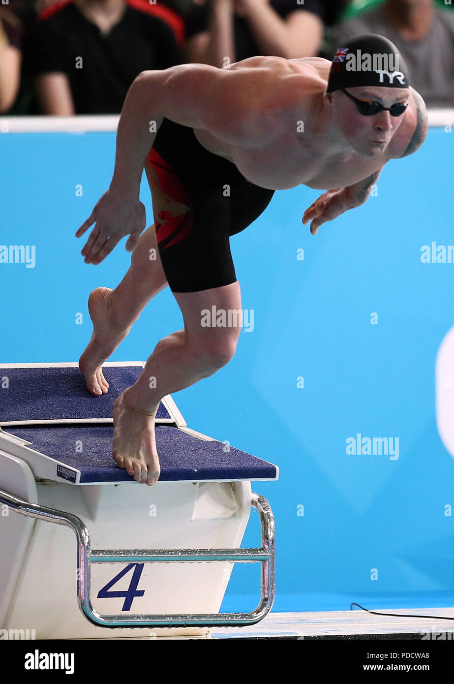 La Gran Bretagna è Adam torbosi all'inizio dell'uomo 50m a rana Final durante il giorno sette del 2018 Campionati Europei a Tollcross International centro nuoto, Glasgow. Foto Stock