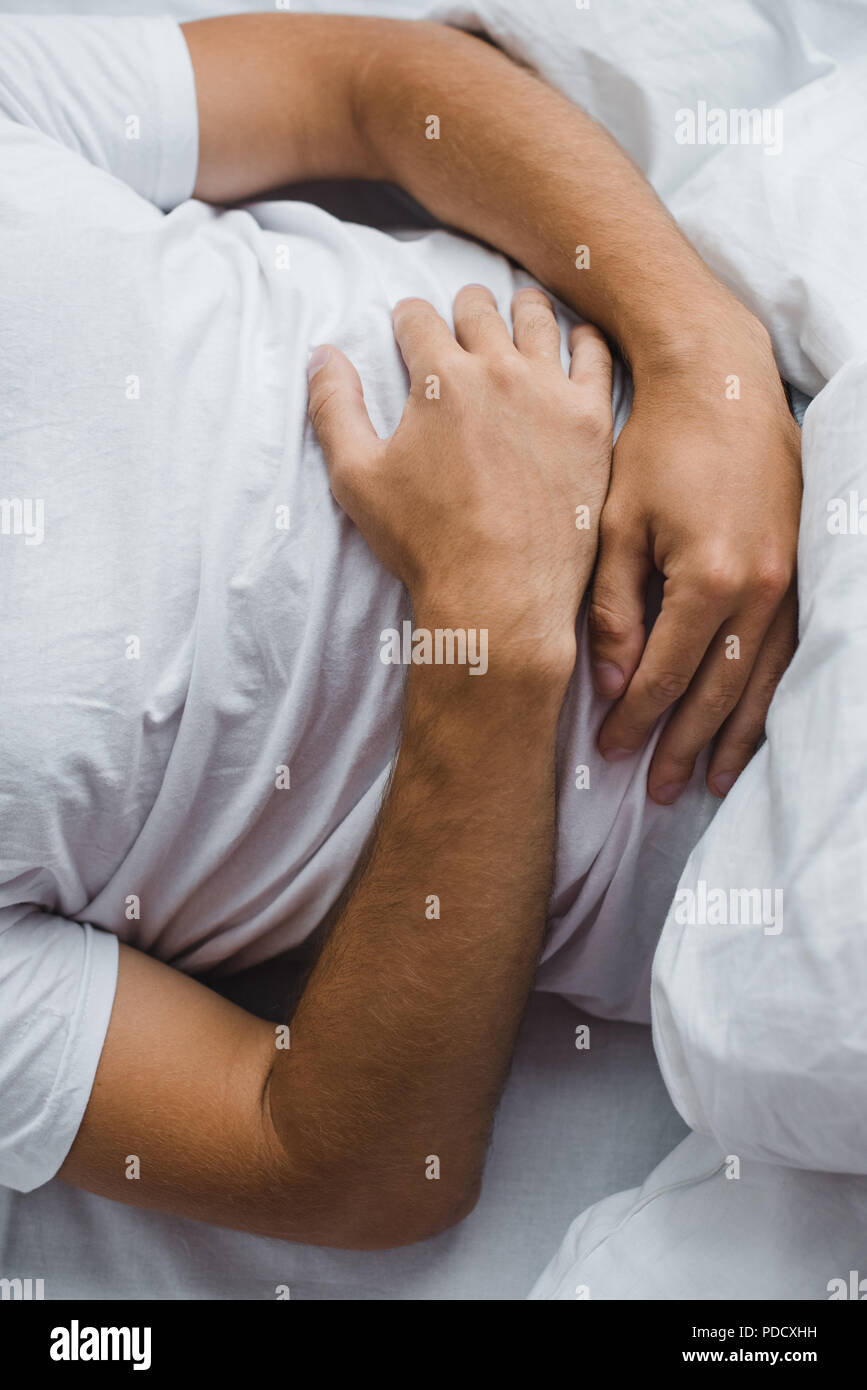 Ritagliato shot dell uomo che soffre di dolori addominali nel letto Foto  stock - Alamy
