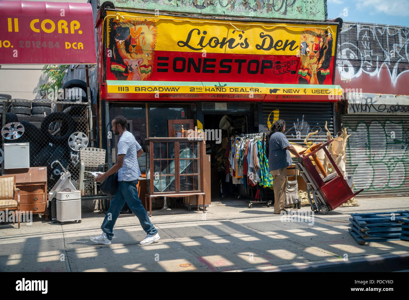 Di seconda mano merchandise concessionario su Broadway sotto la linea di elevata nel quartiere Bushwick di Brooklyn a New York Domenica, 5 agosto 2018. Come più e più hipsters spostare nella zona di etnia della zona sta cambiando. (Â© Richard B. Levine) Foto Stock