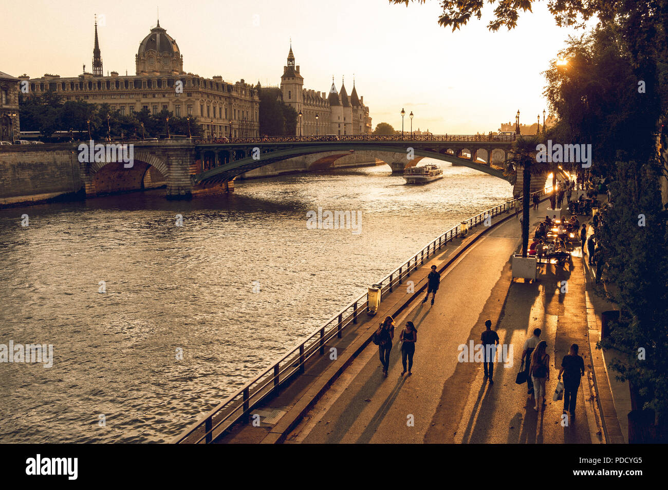 Il Parc Rives de Seine è il luogo preferito dai turisti e dalla gente del posto per passeggiare lungo la Senna nel tardo pomeriggio d'estate. Foto Stock