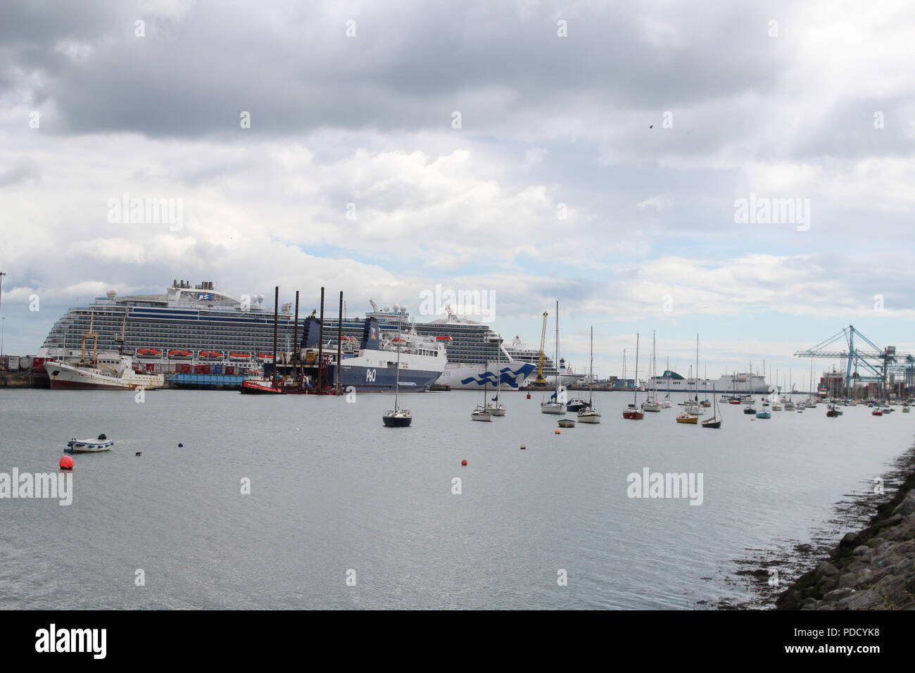Una vista del porto di Dublino con un numero di trasporto di passeggeri e di merci traghetti ormeggiato. Foto Stock
