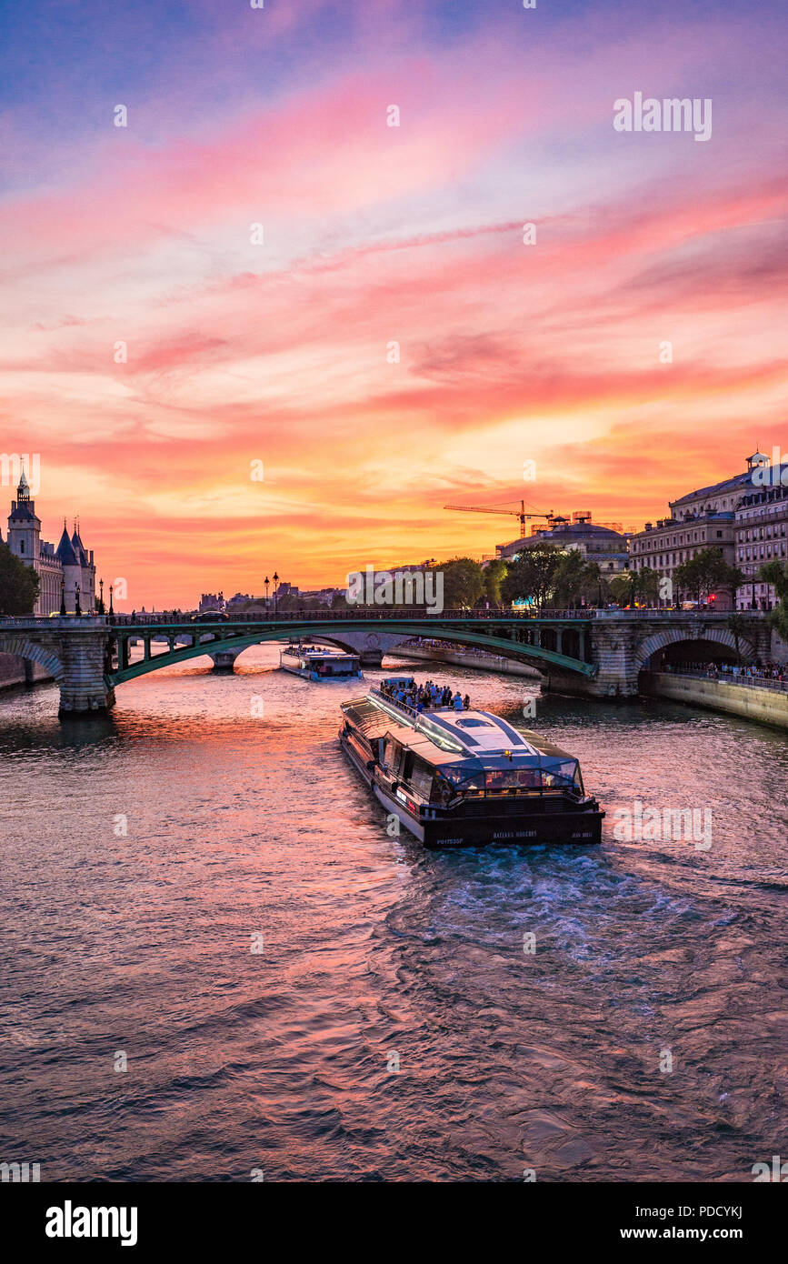Il fiume Senna al tramonto. Durante la canicola estiva del 2018, Parigi ha visto molto colorato tramonti con accenni di rosso, arancione e viola. Foto Stock