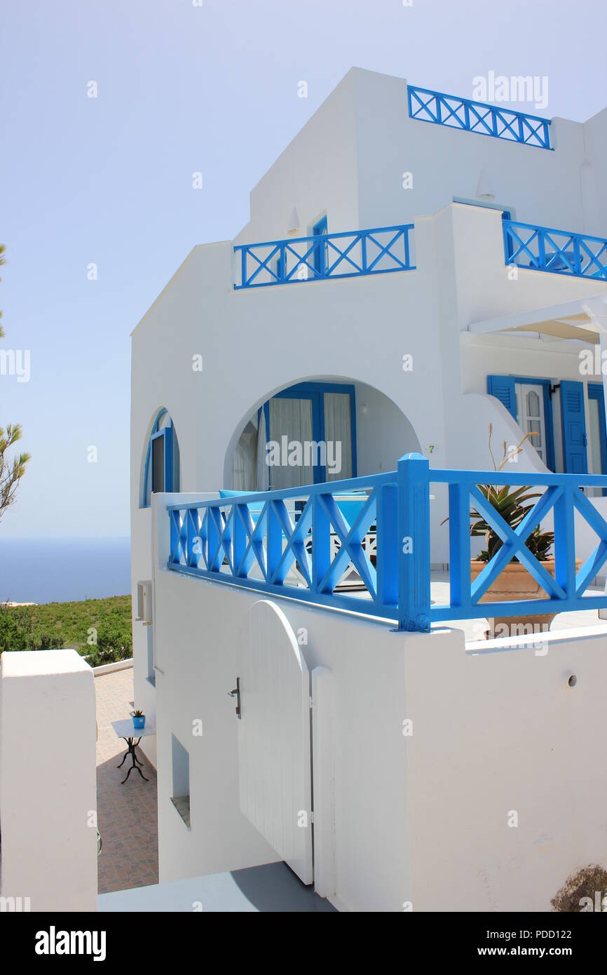 Vi avventurerete nella città sull isola di Santorini Grecia con edifici bianchi e accenti di blu, insieme con la caldera in background. Foto Stock