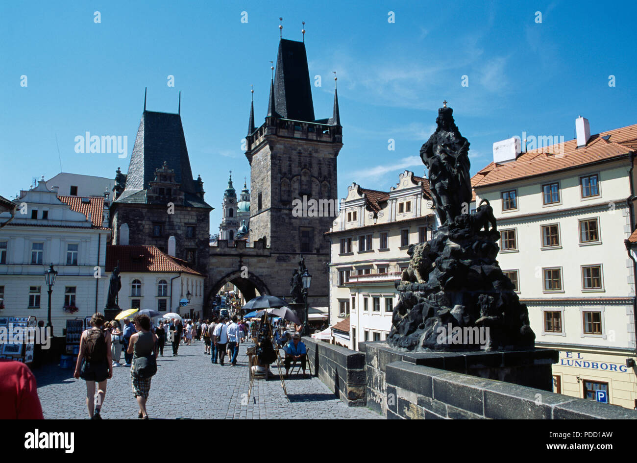 Città di Praga con vista sul Ponte Carlo di Mala Strana torre per solo uso editoriale Foto Stock