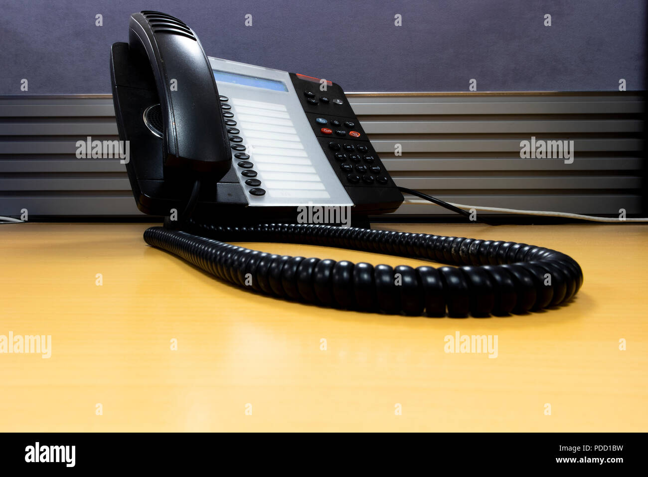 Office pulsante telefono desktop con schermo display digitale del tempo di visualizzazione, la data e il numero di interno Foto Stock