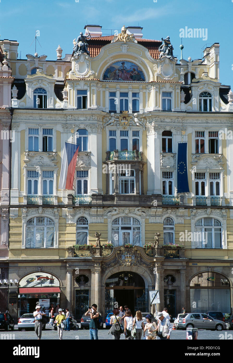 Edificio in stile Liberty in Old Town Square nella città di Praga per solo uso editoriale Foto Stock