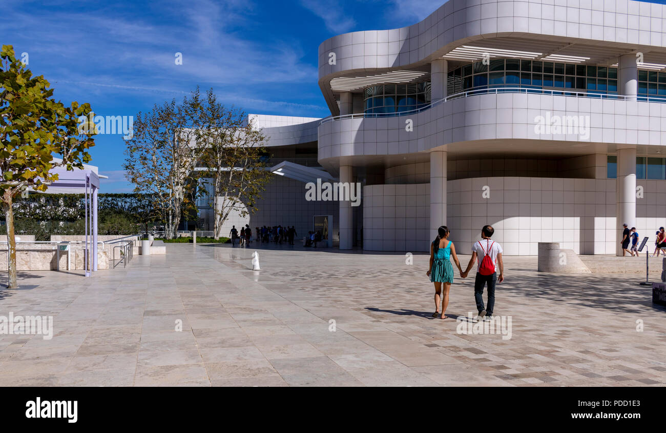 Il Getty Center in un caldo giorno chiaro con un paio tenendo le mani. Foto Stock
