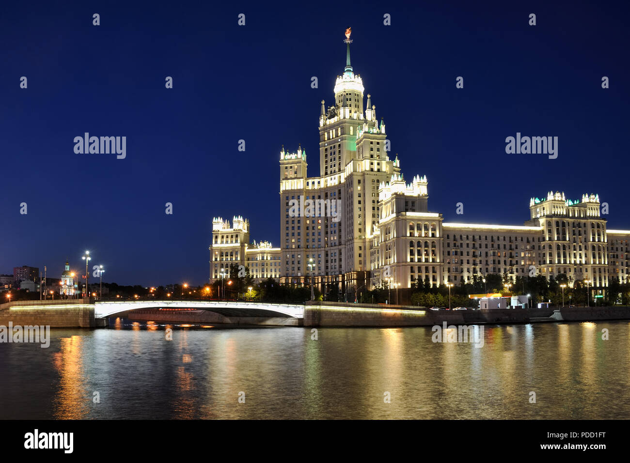 Staliniana alto edificio residenziale nel Kotelniki nel crepuscolo Foto Stock