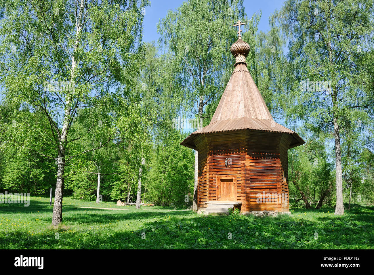Vecchia Cappella di legno nei boschi Foto Stock