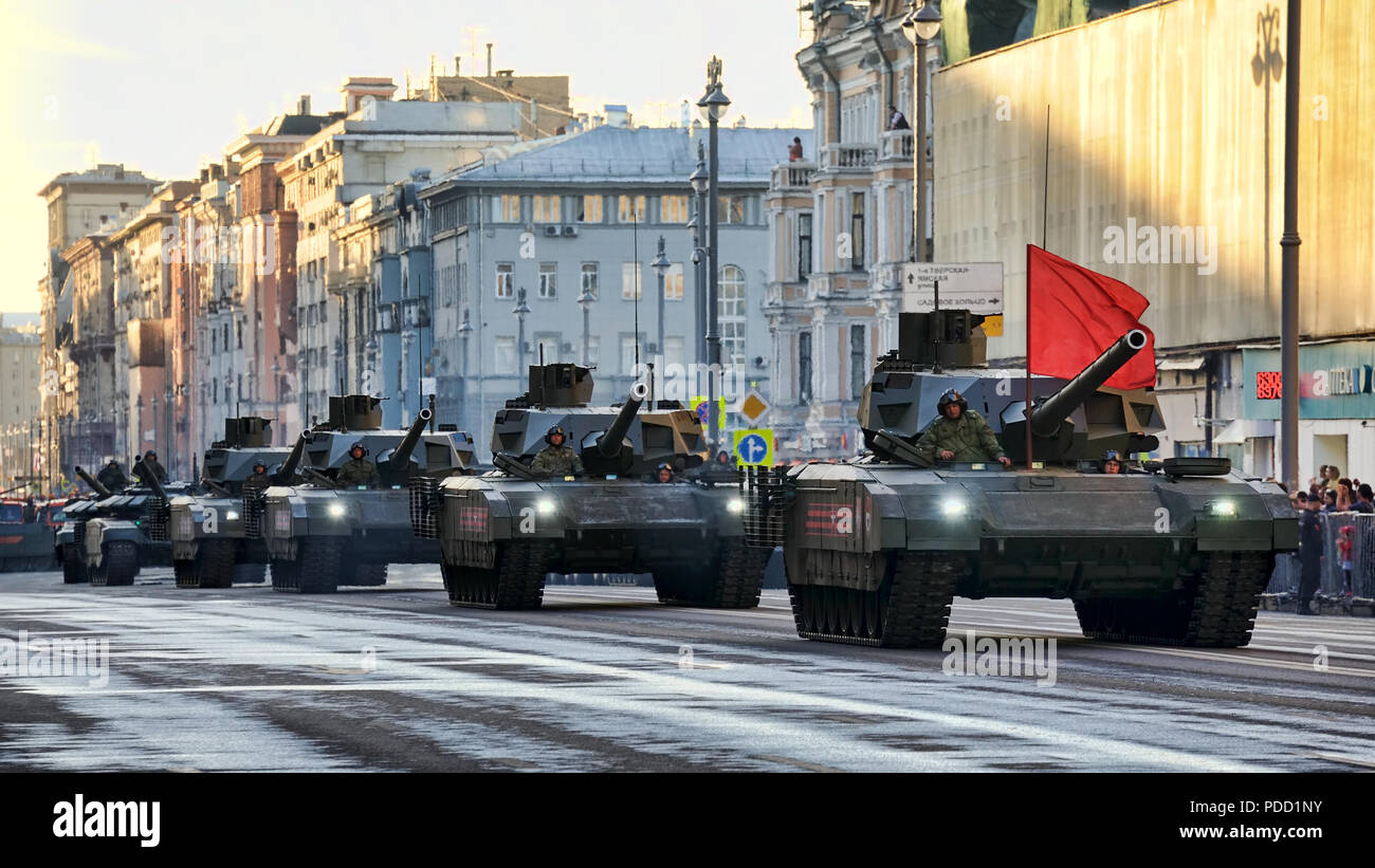 = colonna di T-14 Armata serbatoi con banner rosso sulla Tverskaya Street = la colonna di russo della battaglia principale vasche T-14 (oggetto 148) su heavy unified Foto Stock