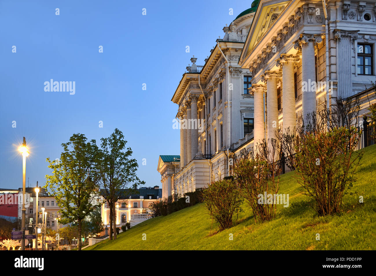 Angolo di visione della casa Pashkov nella primavera del crepuscolo Foto Stock