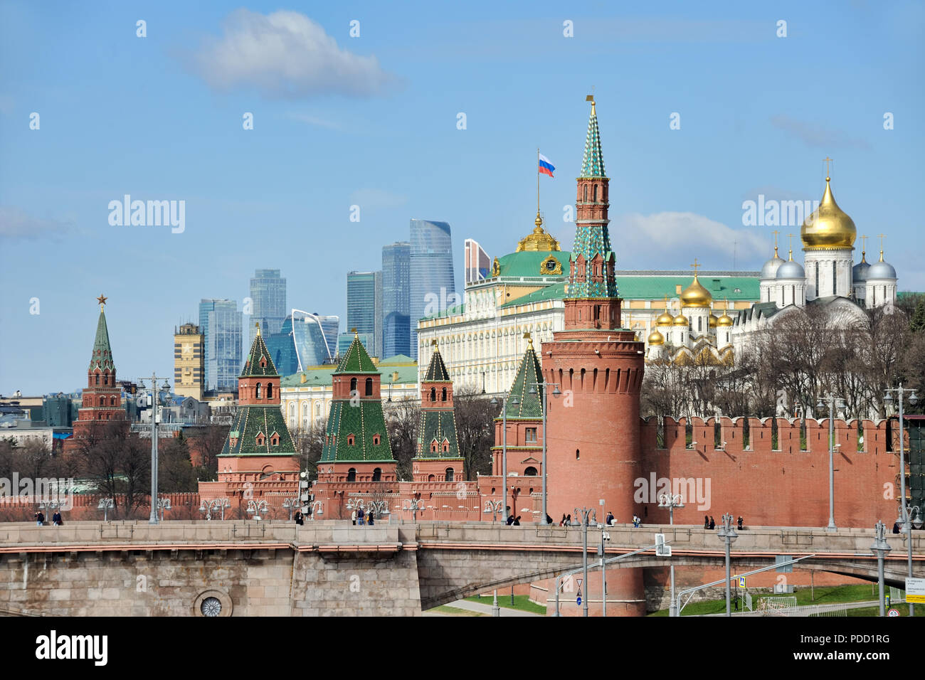 = torri del Cremlino di Mosca contro Moskva-City nella primavera = Vista dalla zona pedonale ponte galleggiante di Zaryadye park sul complesso architettonico di Foto Stock
