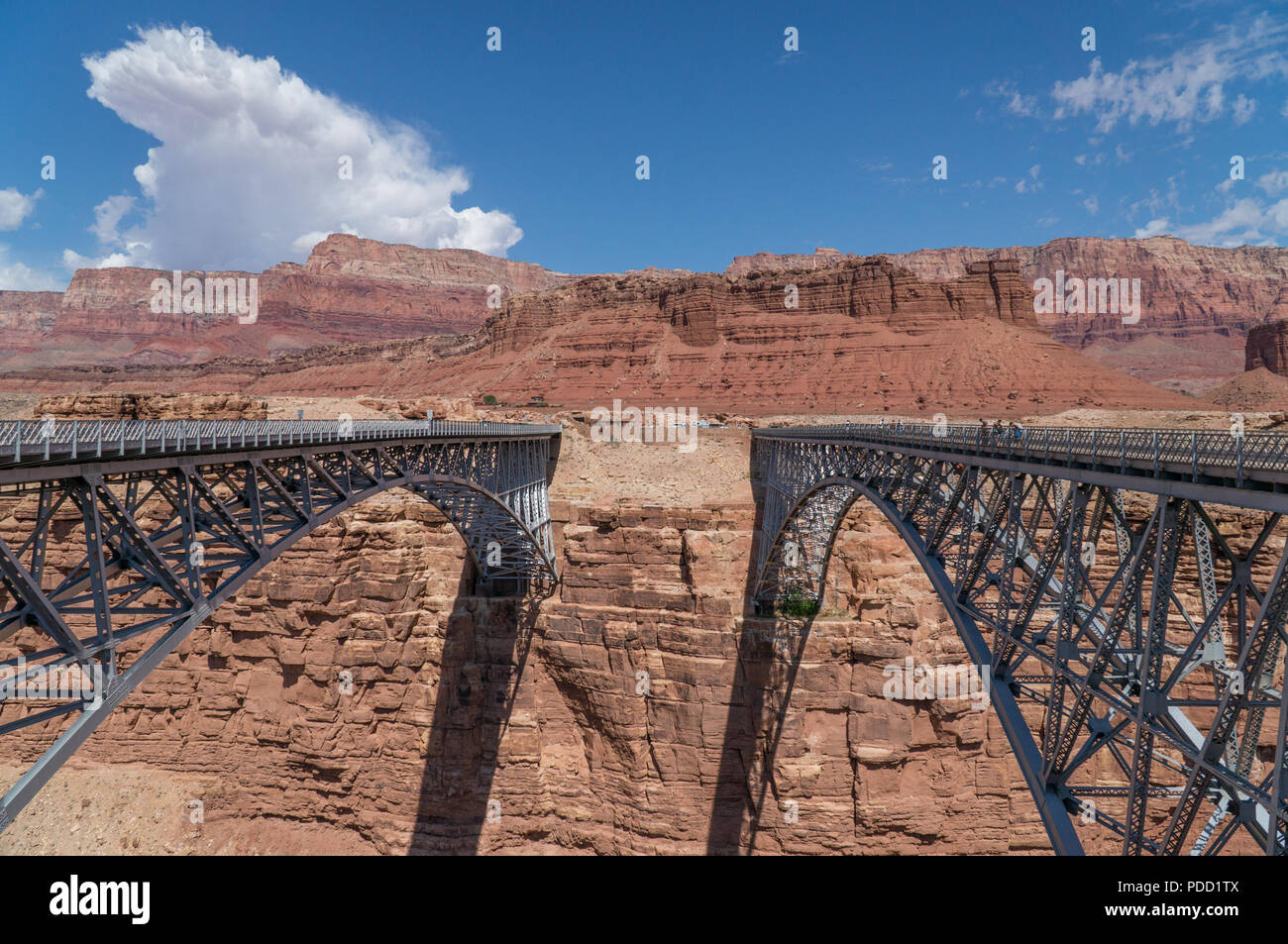 Il Glen Canyon Dam Bridge inarcamento attraverso la roccia rossa sopra il fiume Colorado in Pagina, Arizona. Foto Stock