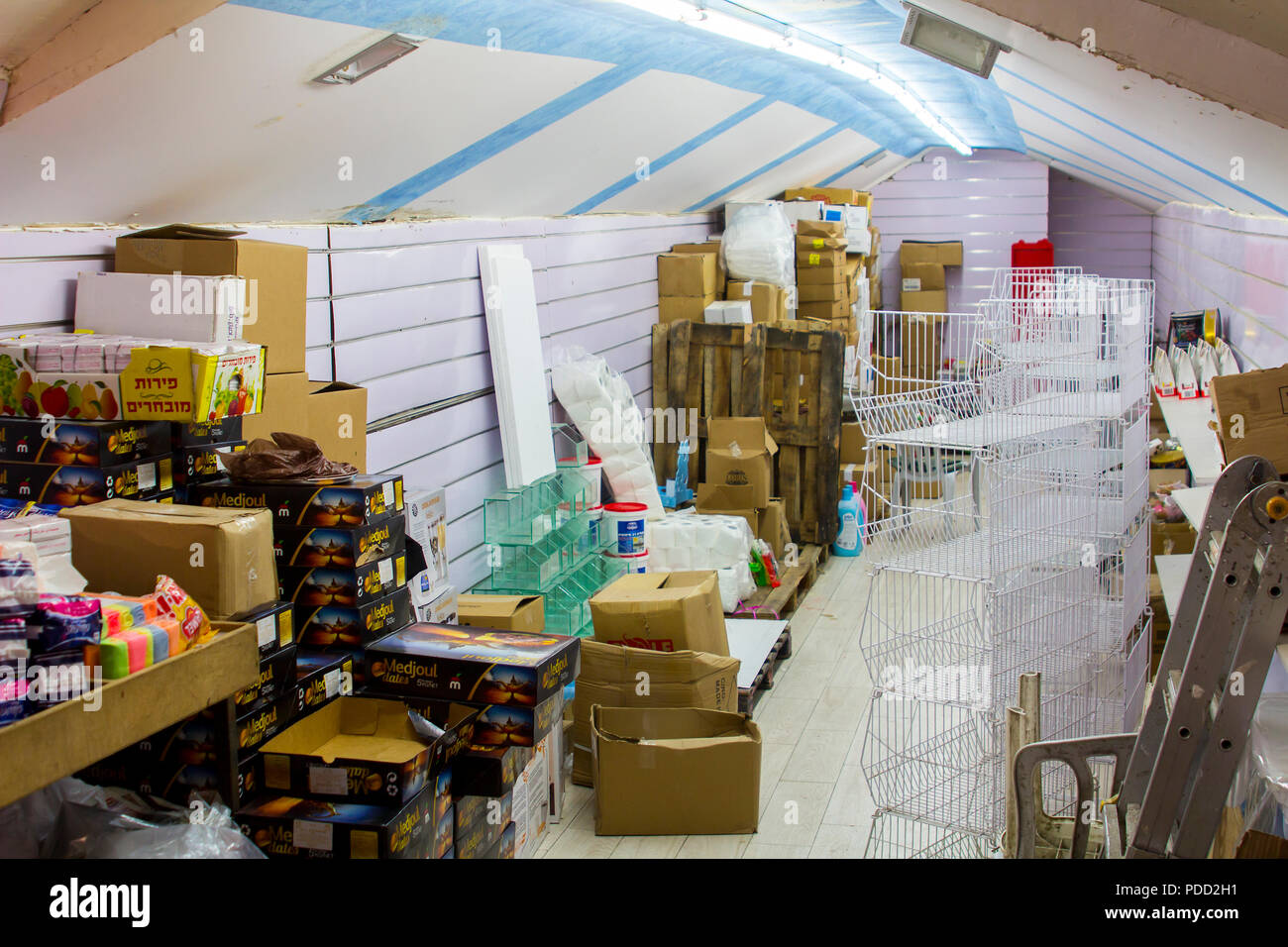 11 maggio 2018 un piccolo negozio nel quartiere arabo Bazaar nella Città Vecchia di Gerusalemme Israele essendo montato in pronto per l'apertura. Foto Stock