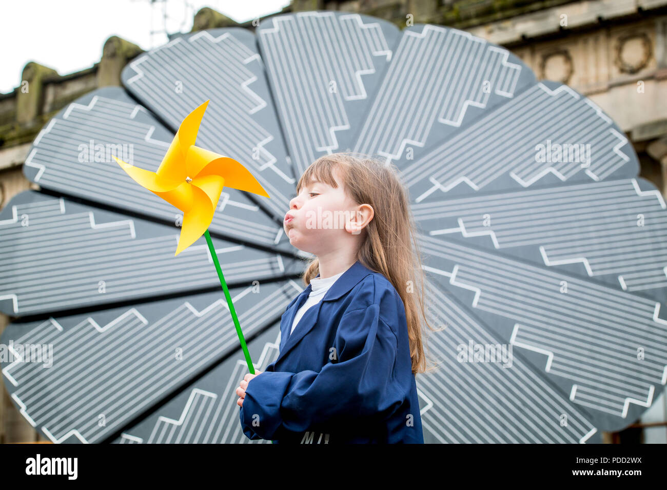 Nella foto Ellie Dunlop (4) e Zac Wilson (5) l'Edinburgh International Science Festival prende il calcio Foto Stock